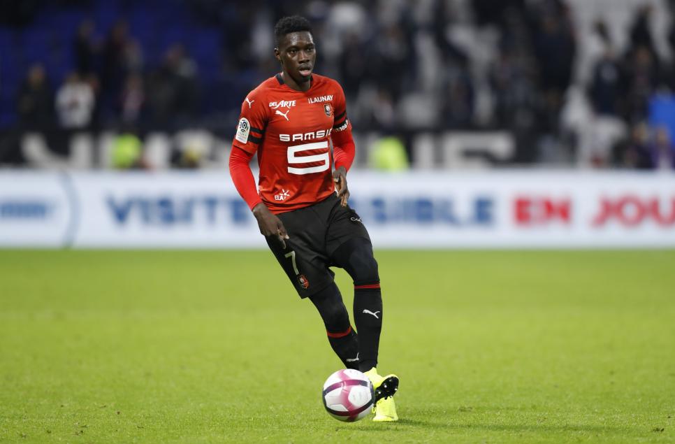 湖人詹姆斯关键三分带队取胜太阳