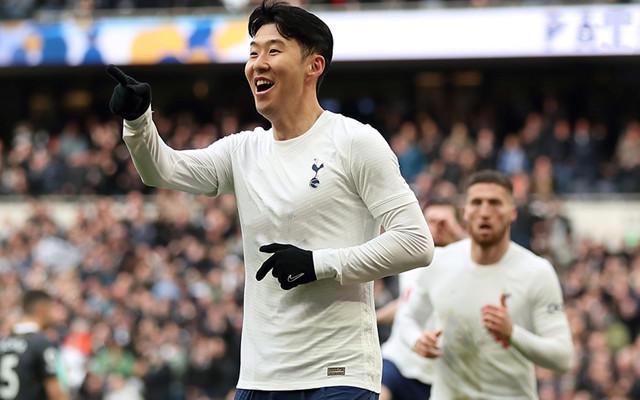 国足备战强度升级，全队深夜加练