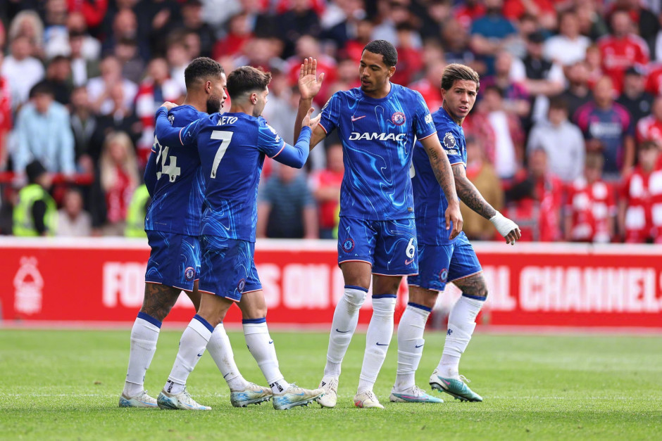 套娃，久保建英坐在涩谷的大久保建英像下握着一个小久保建英